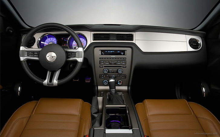 Ford Mustang 2010 Интериор, черен и сив мустанг волан на автомобила; кафяви кожени столчета за кола; и черно и сиво табло, интериор, 2010, ford, mustang, автомобили, HD тапет