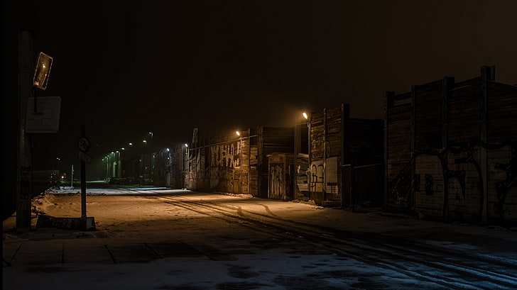 graues Betonhaus, Nacht, Straße, Lichter, Graffiti, Schnee, industriell, Winter, HD-Hintergrundbild