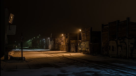 dom z szarego betonu, noc, ulica, światła, graffiti, śnieg, industrial, zima, Tapety HD HD wallpaper