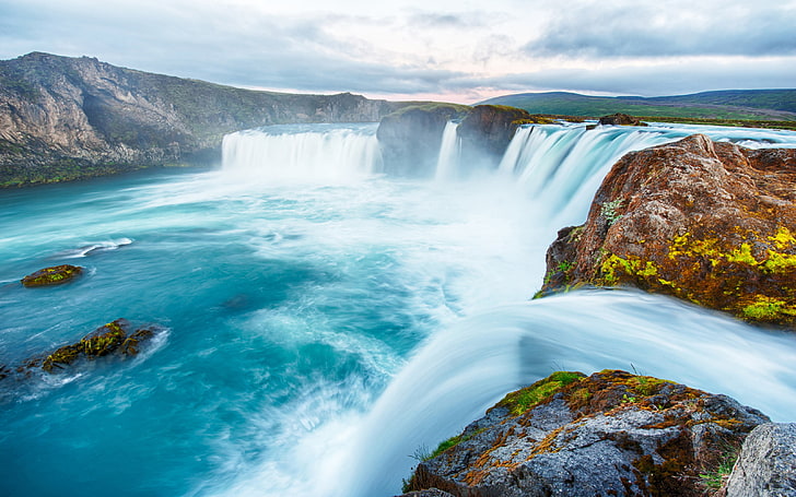 O Goðafoss (cachoeira dos deuses ou cachoeira do ano na islândia) é uma das cachoeiras mais espetaculares da Islândia, HD papel de parede
