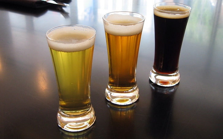 tres jarrones de cerámica marrón y blanco, cerveza, alcohol, vaso para beber, Fondo de pantalla HD