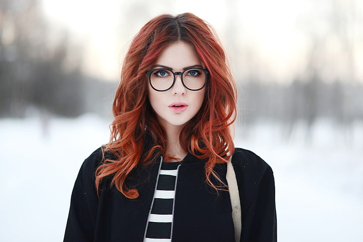 женские очки в черной оправе, женщина в очках и черная куртка на молнии на снегу, женщины, Ebba Zingmark, рыжая, длинные волосы, очки, открытый рот, свитер, снег, черные куртки, женщины в очках, HD обои