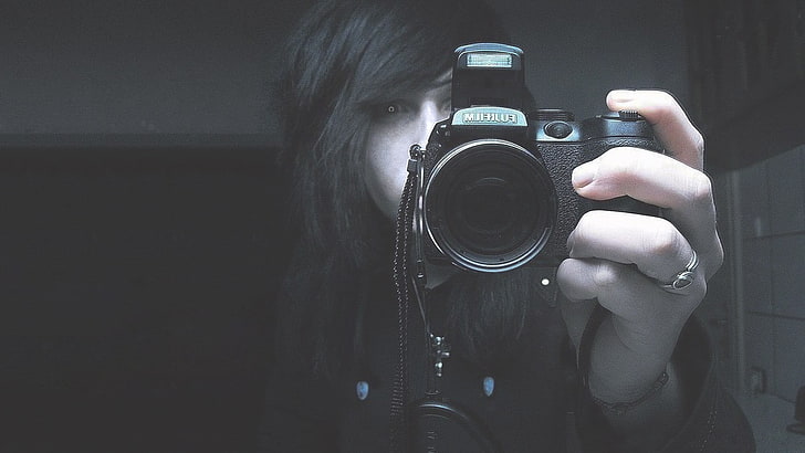 Schwarzes Haar, Monochrom, Fotograf, Kamera, Frauen, Selbstaufnahme, Betrachter betrachtend, langes Haar, Augen, emotional, HD-Hintergrundbild