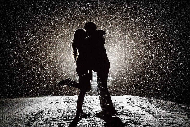 silhoutte фотография на мъж и жена, целуващи се, любов, целувки, сняг, монохромен, силует, зима, светлини, подсветка, двойка, жени, мъже, кола, превозно средство, HD тапет