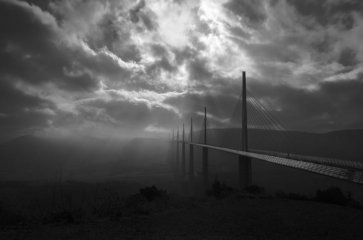 Landschaft, Natur, Viadukt, Brücke, Architektur, Sonnenstrahlen, Wolken, Tageslicht, Frankreich, einfarbig, Nebel, Millau-Viadukt, HD-Hintergrundbild