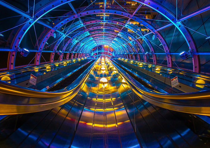보라색과 노란색 터널 그림, 파란색과 보라색 철도, 터널, 화려한, 건축, 조명, 에스컬레이터, HD 배경 화면