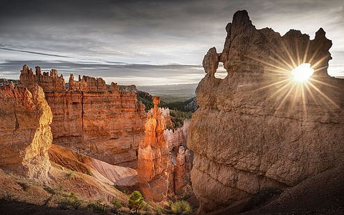 Parco nazionale di Bryce Canyon, scogliera, erosione, paesaggio, natura, roccia, raggi del sole, tramonto, alberi, Utah, Sfondo HD HD wallpaper