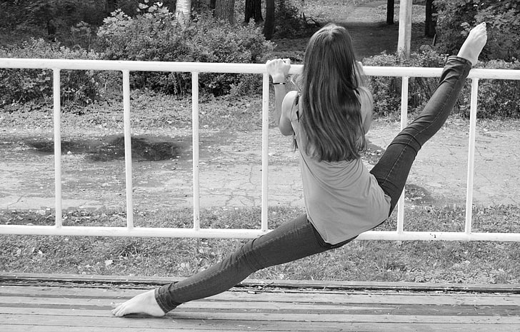 women's black leggings, girl, nature, Park, photo, flexibility, jeans, barefoot, Mike, black and white, twine, stretching, gymnast, HD wallpaper