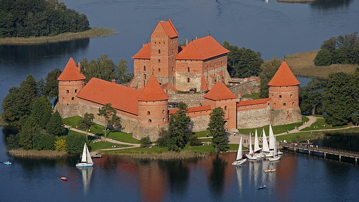 Zamek w Trokach, Litwa, zamek z betonu pomarańczowego i brązowego, zamek, jezioro, litwa, łodzie, dachy, zwierzęta, Tapety HD