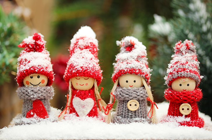 cztery dekory figur śnieżnych w różnych kolorach, śnieg, gałązki, zabawki, Nowy Rok, Boże Narodzenie, guziki, figurki, święta, drewniane, Tapety HD