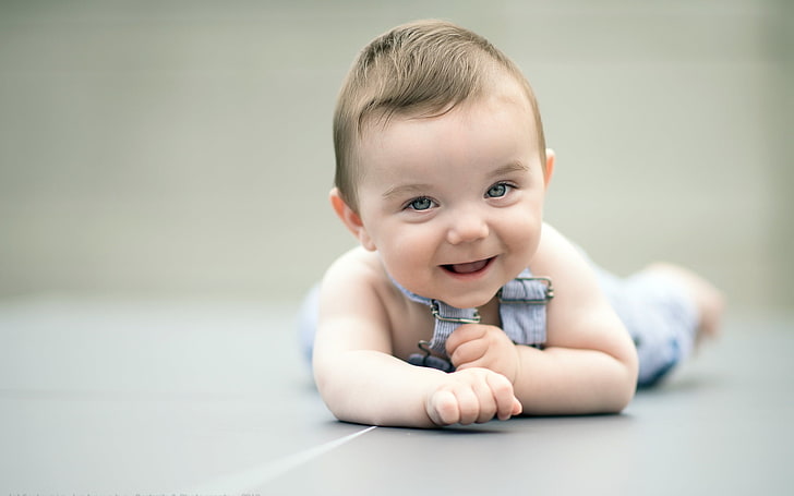 Child Smile Mood, сив гащеризон за малко дете, бебе, сладко, усмихнато лице, щастливо, настроение, полагане, HD тапет