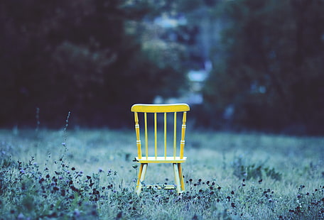 cadeira de madeira amarela, cadeira, campo, grama, flores, minimalismo, HD papel de parede HD wallpaper