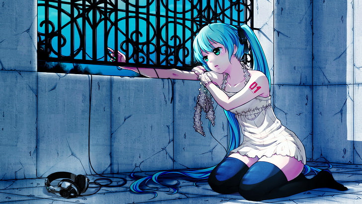 personaje de anime de pelo azul, pared, tristeza, la noche, medias, auriculares, rejilla, ventana, vocaloid, hatsune miku, Fondo de pantalla HD