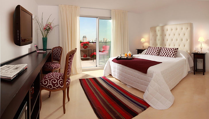 ห้องนอนที่สวยงามพร้อมพิลสีขาวแดงเตียงเบาะสีขาวกระจุกอื่น ๆ สีแดงสีขาวห้องเสียหน้าต่าง, วอลล์เปเปอร์ HD