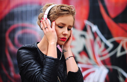 жени, слушалки, червено червило, графити, кожени якета, блондинка, HD тапет HD wallpaper