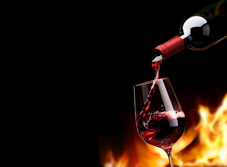 прозрачный бокал, огонь, пламя, вино, красное, бокал, бутылка, черный фон, HD обои