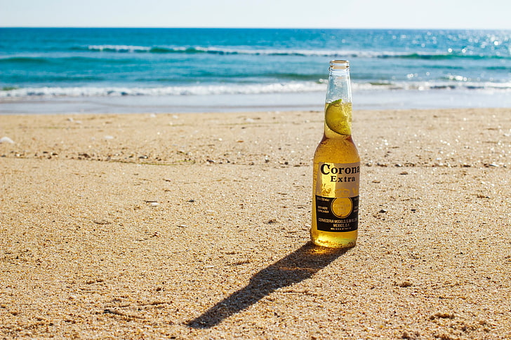 Botella de mezcla Corona, cerveza, playa, mar, arena, Corona, Fondo de pantalla HD