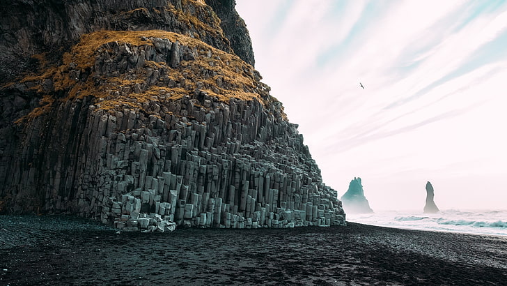 photo: grotte brune, plage, paysage, Islande, Reynisfjara, rocher, formation rocheuse, falaise, côte, vagues, mer, Fond d'écran HD