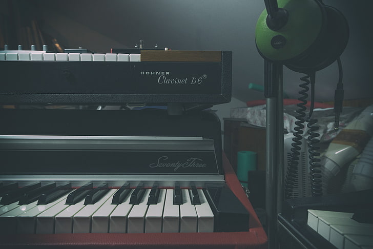 بيانو الجهاز الإلكتروني باللونين الأسود والبني ، جهاز المزج ، البيانو ، آلة موسيقية، خلفية HD