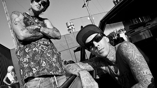 foto em escala de cinza de dois homens vestindo blusa, este Michael Wayne, Travis Barker, Blink -182, punk, rapper americano, ator, tatuagem, HD papel de parede HD wallpaper