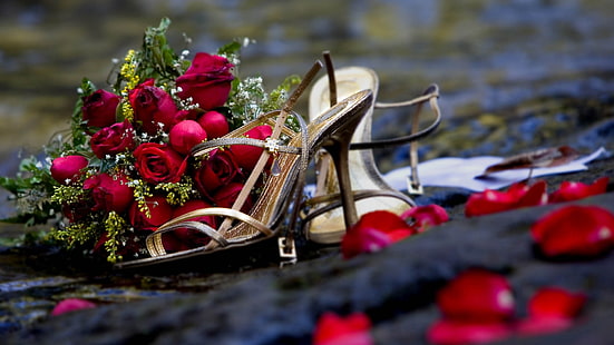 paio di sandali con tacco marroni, scarpe, fiori, bouquet, Sfondo HD HD wallpaper