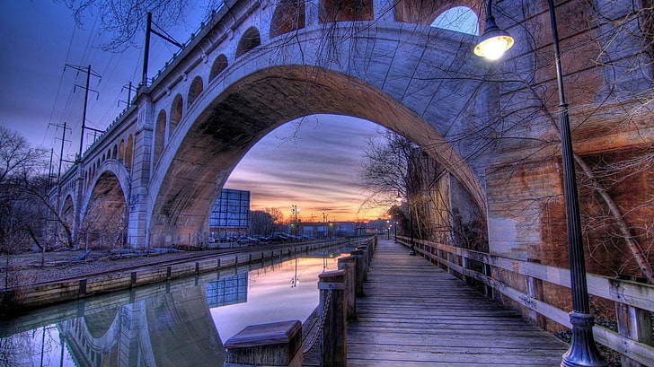 szary betonowy most w kształcie łuku, architektura, budynek, stary budynek, woda, Filadelfia, USA, HDR, most, zachód słońca, wieczór, światło uliczne, odbicie, molo, Tapety HD