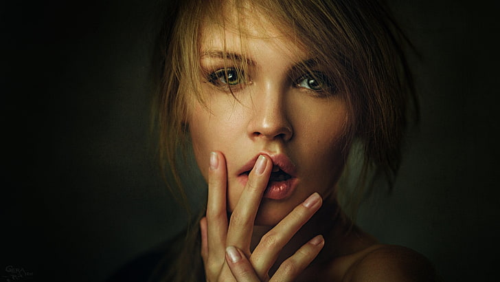 wajah wanita, Anastasia Scheglova, Georgy Chernyadyev, wanita, pirang, wajah, mata hijau, tangan, mulut terbuka, rambut di wajah, fotografi, potret, Model Rusia, jari di bibir, Wallpaper HD