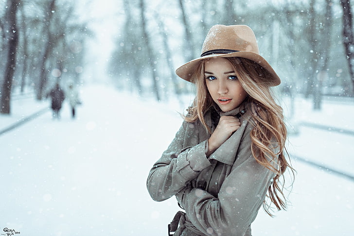 wanita, rambut panjang, salju, mata biru, pirang, Georgy Chernyadyev, Dasha Romanchenko, mantel parit, Wallpaper HD