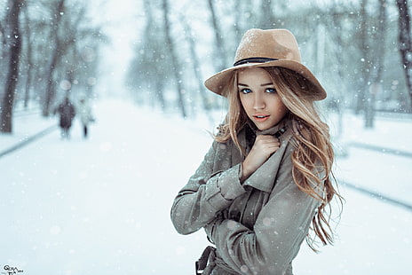mujer, cabello largo, nieve, ojos azules, rubia, Georgy Chernyadyev, Dasha Romanchenko, gabardina, Fondo de pantalla HD HD wallpaper