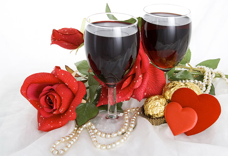 dwa kieliszki do wina obok czerwonej róży, wino, róże, cukierki, serduszka, koraliki, romantyczne, walentynki, walentynki, Tapety HD