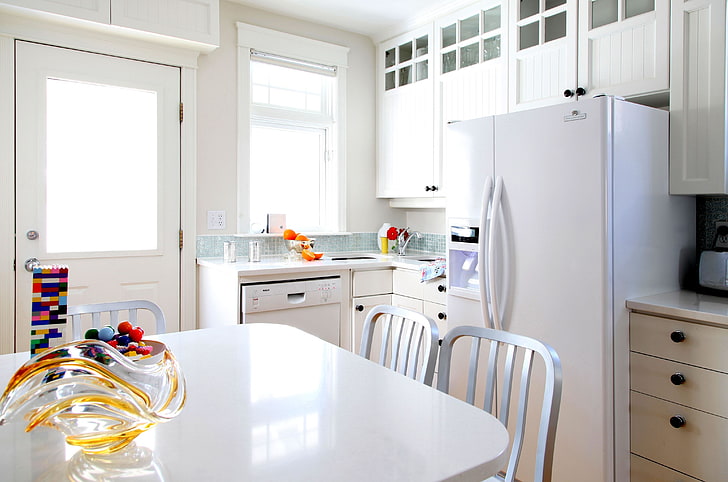 réfrigérateur côte à côte blanc, blanc, table, pièce, mobilier, couleur, intérieur, réfrigérateur, cuisine, Fond d'écran HD