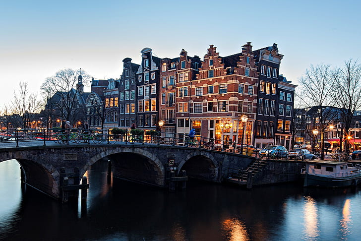 Amsterdam, Nederland, szary betonowy most, Amsterdam, Nederland, Holandia, miasto, most, kanał, rzeka, zima, noc, budynki, światła, rowerzyści, Tapety HD