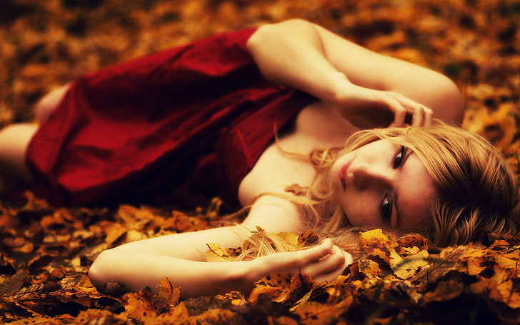 czerwona sukienka damska bez ramiączek, bez tytułu, filtr, niewyraźne, kobiety, blondynka, czerwona sukienka, kobiety na zewnątrz, liście, jesień, Tapety HD