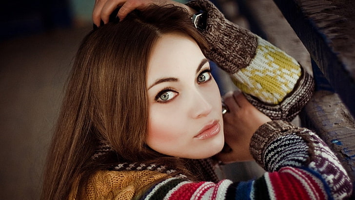sweter damski w czerwono-biało-czarne paski, dziewczynka, twarz, sweter, spojrzenie, model, Tapety HD