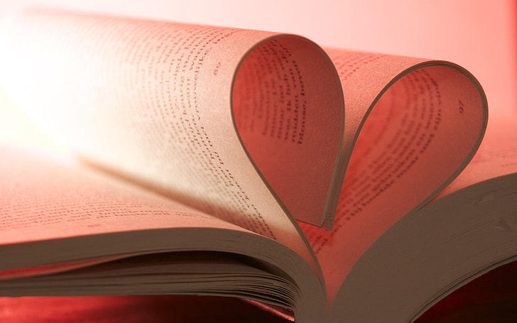 страница на бяла книга, книги, сърце, розов фон, дълбочина на рязкост, замъглено, макро, фотография, HD тапет