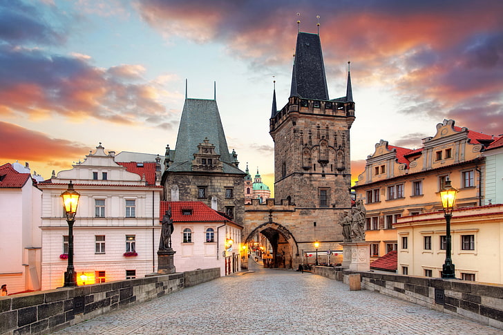 beżowo-szare budynki, most, wieża, dom, Praga, Czechy, światła, łuk, architektura, posągi, Most Karola, Tapety HD