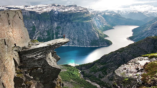 grönt gräs och klar vattenmassa, fjord, hav, klippa, kanjon, snö, moln, sten, Norge, landskap, natur, vatten, berg, panorama, HD tapet HD wallpaper