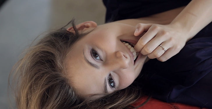 Conny Lior, Model, Frauen, Finger im Mund, HD-Hintergrundbild