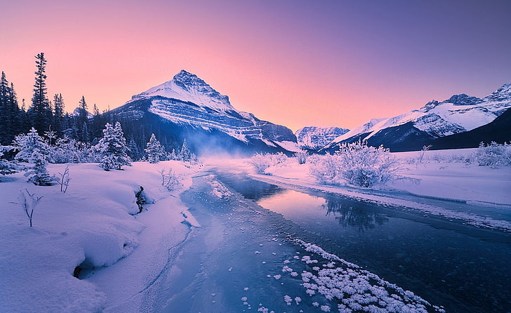río entre nieve acumulada, fotografía, naturaleza, paisaje, río, nieve, invierno, amanecer, frío, montañas, pico nevado, pinos, escarcha, Parque Nacional Banff, Canadá, Fondo de pantalla HD