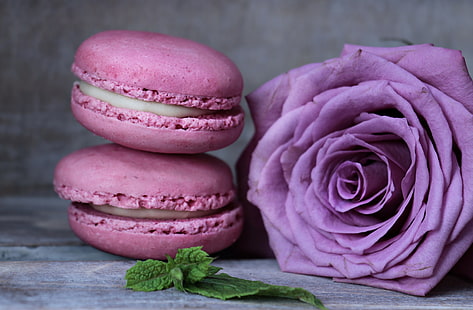 dos macarons y flor de rosa morada, macaron, galletas de almendras, pasteles, postres, Fondo de pantalla HD HD wallpaper
