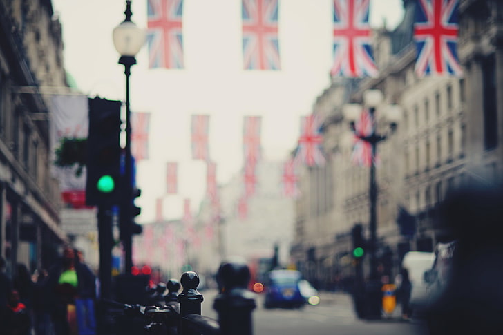 Banderas del Reino Unido, carretera, máquina, la ciudad, la gente, la calle, Inglaterra, Londres, desenfoque, Reino Unido, banderas, bokeh, Gran Bretaña, Fondo de pantalla HD