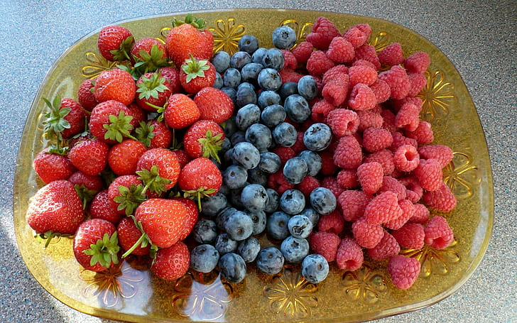 Tallrik med frukter, 3 olika frukter, fotografi, 1920x1200, jordgubbe, hallon, blåbär, HD tapet