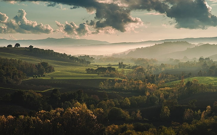 campo de hierba verde, casa marrón en campo de hierba verde, naturaleza, paisaje, niebla, otoño, montañas, colinas, árboles, Toscana, Italia, nubes, Fondo de pantalla HD