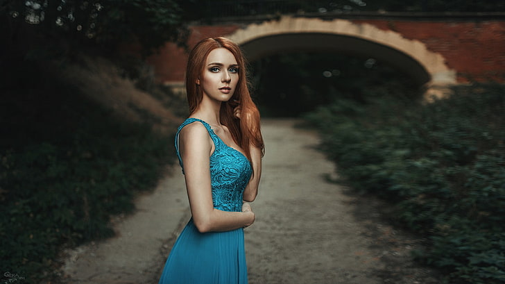 青いレースのタンクドレス、Georgy Chernyadyev、女性、赤毛、ドレス、青いドレス、屋外の女性、長い髪、パス、橋、ビューアーを見て、髪の毛、被写界深度を着ている女性、 HDデスクトップの壁紙