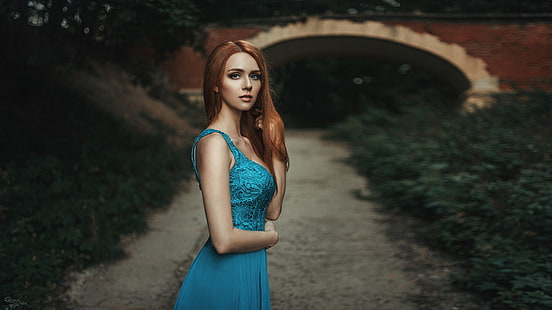 жена, облечена в синя дантелена рокля с танкове, Георги Чернядиев, жени, червенокоса, рокля, синя рокля, жени на открито, дълга коса, пътека, мост, гледащ зрителя, ръце в коса, дълбочина на рязкост, HD тапет HD wallpaper