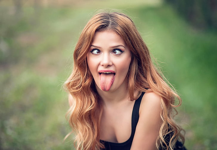 humor, face, tongues, women, model, eyes, tongue out, brunette, women outdoors, HD wallpaper