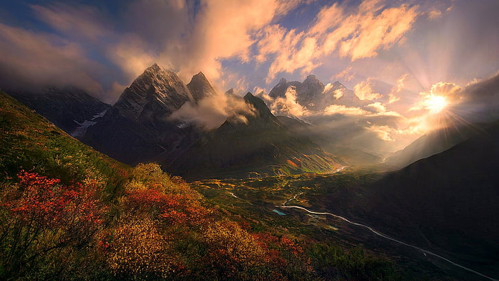 красные и желтые лепестковые цветы, горы под пасмурным небом в дневное время, природа, пейзаж, осень, кустарники, горы, Гималаи, Тибет, закат, облака, солнечные лучи, долина, снежная вершина, HD обои