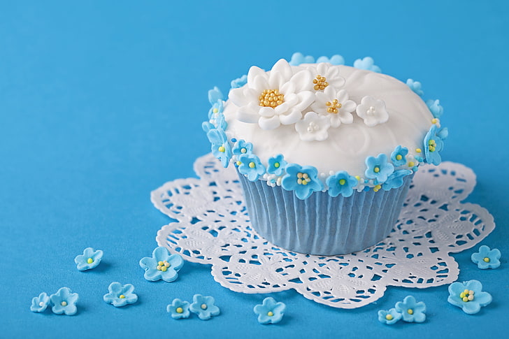 白と青のカップケーキ、カップケーキ、装飾、花、クリーム、 HDデスクトップの壁紙