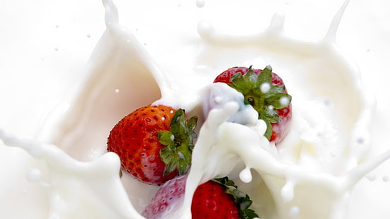 клубника с молоком, клубника, молоко, фрукты, еда, жидкость, HD обои HD wallpaper