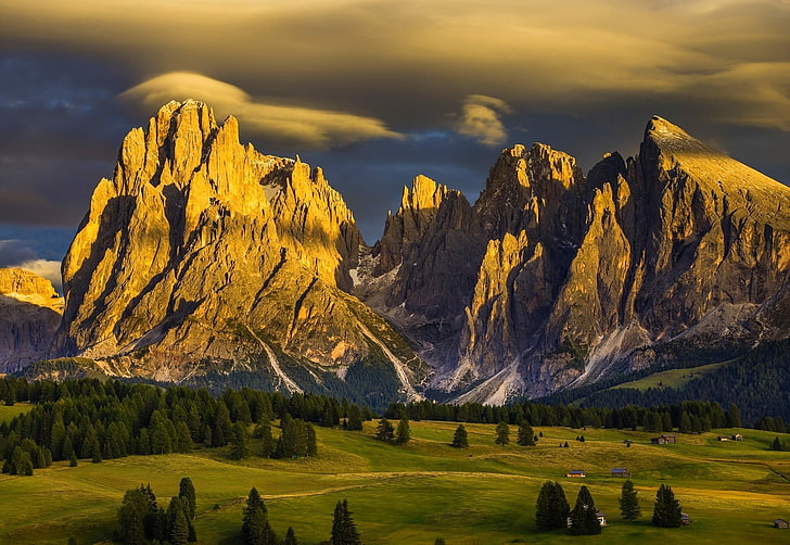 brązowa góra w pobliżu drzew, Alpy, las, Tyrol, Włochy, lato, góry, chmury, Dolomity (góry), kabina, zieleń, klif, światło słoneczne, przyroda, krajobraz, Tapety HD
